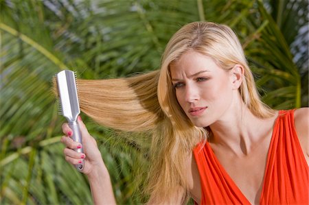 simsearch:6108-05857359,k - Woman brushing her hair Stock Photo - Premium Royalty-Free, Code: 6108-05873881