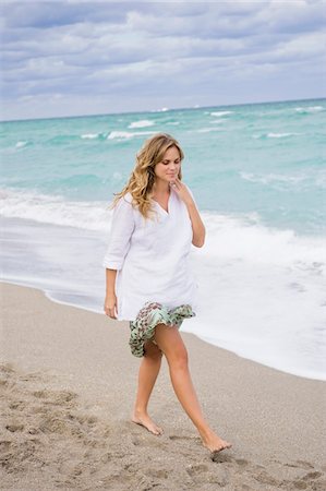 simsearch:6108-05857496,k - Woman walking on the beach Stock Photo - Premium Royalty-Free, Code: 6108-05873991