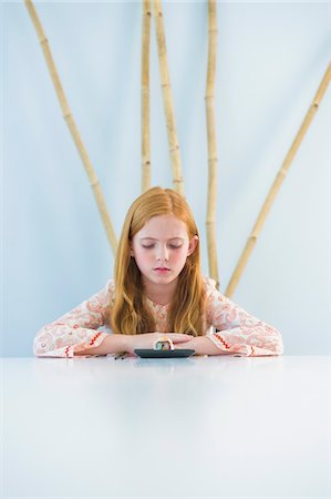 repugnancia - Girl at the dining table Foto de stock - Sin royalties Premium, Código: 6108-05873918