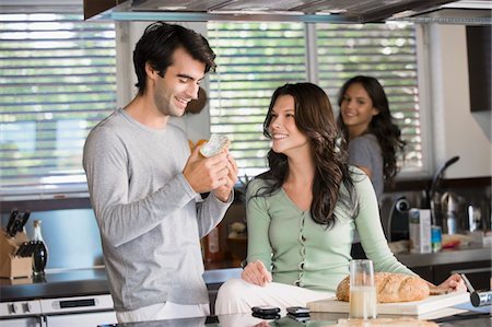 Couple having breakfast in the kitchen Foto de stock - Sin royalties Premium, Código: 6108-05873923