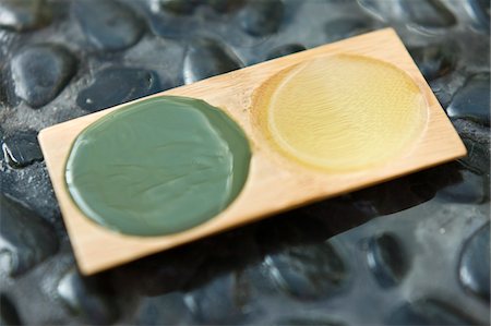 simsearch:6108-05874116,k - Close-up of aromatherapy oil and mud pack in a tray Stock Photo - Premium Royalty-Free, Code: 6108-05874113