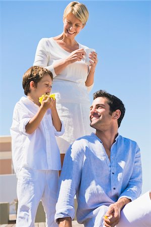 Famille en vacances sur la plage Photographie de stock - Premium Libres de Droits, Code: 6108-05874356