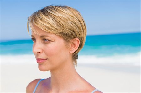 simsearch:6108-05864226,k - Gros plan d'une femme sur la plage Photographie de stock - Premium Libres de Droits, Code: 6108-05874369