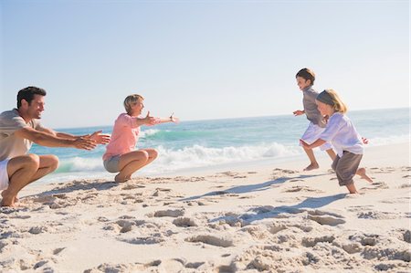 running father kid - Famille profiter de vacances sur la plage Photographie de stock - Premium Libres de Droits, Code: 6108-05874378