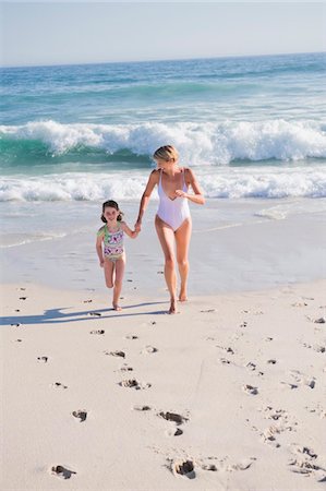 Woman running on the beach with her daughter Foto de stock - Sin royalties Premium, Código: 6108-05874387