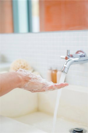 Woman washing hands in the bathroom Foto de stock - Sin royalties Premium, Código: 6108-05874479