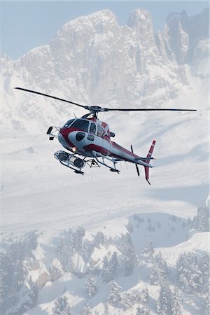 France, Courchevel, hélicoptère en vol Photographie de stock - Premium Libres de Droits, Code: 6108-05874581