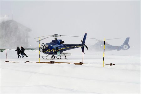 France, helicopters at Courchevel heliport Foto de stock - Royalty Free Premium, Número: 6108-05874534