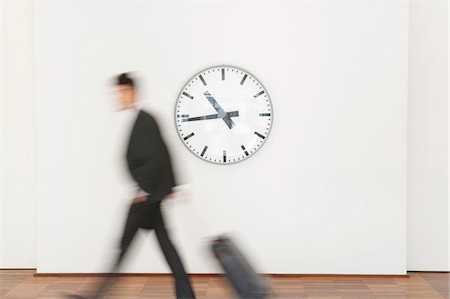 past - Businessman carrying his luggage Foto de stock - Sin royalties Premium, Código: 6108-05874662