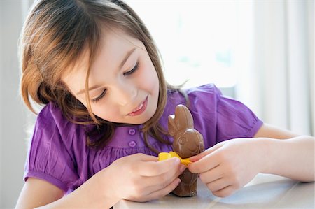 Gros plan d'une jeune fille jouant avec un lapin de Pâques Photographie de stock - Premium Libres de Droits, Code: 6108-05874632