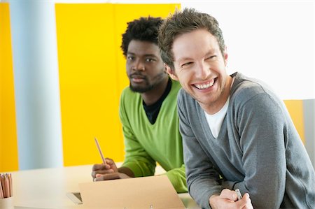 filing - Businessmen smiling in an office Foto de stock - Sin royalties Premium, Código: 6108-05874722