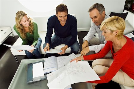 projecting - Two couples examining blueprints at home Foto de stock - Sin royalties Premium, Código: 6108-05874838