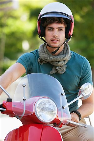 simsearch:6108-05872152,k - Porträt eines jungen Mannes, sitzend auf einem Motorroller Stockbilder - Premium RF Lizenzfrei, Bildnummer: 6108-05874997