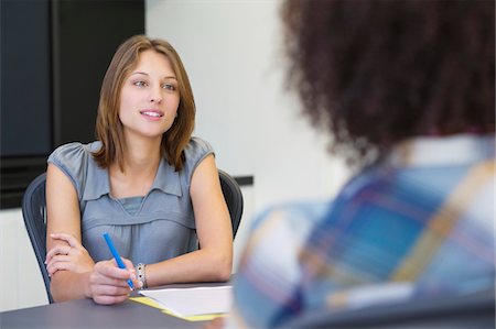 Femme d'affaires en prenant une interview avec une femme afro-américaine Photographie de stock - Premium Libres de Droits, Code: 6108-05874998