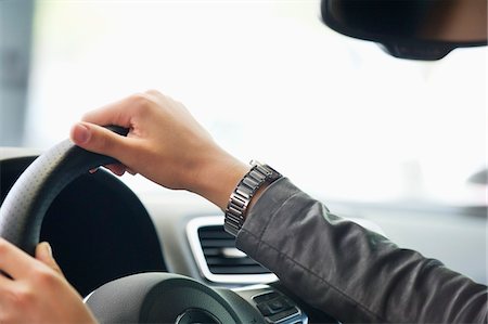 prueba de conducción - Close-up of a human hand on car steering wheel Foto de stock - Sin royalties Premium, Código: 6108-05874929