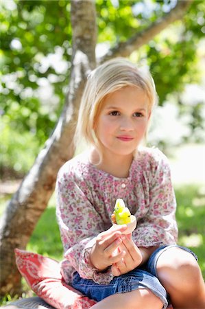 simsearch:6108-05870619,k - Cute little girl holding a toy outdoors Fotografie stock - Premium Royalty-Free, Codice: 6108-05875066