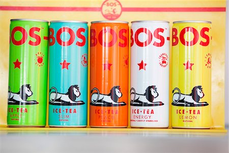 Assorted ice tea cans in a restaurant Foto de stock - Sin royalties Premium, Código: 6108-05875000