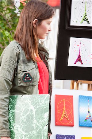 Femme regardant des cartes postales de la tour Eiffel à un étal de marché, Paris, Ile-de-France, France Photographie de stock - Premium Libres de Droits, Code: 6108-05875155