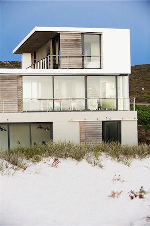 simsearch:6108-06904461,k - Modern beach house Stock Photo - Premium Royalty-Free, Code: 6108-05875104