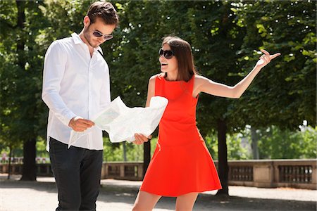 simsearch:6108-05872984,k - Man reading a map with a woman pointing, Terrasse De l'Orangerie, Jardin des Tuileries, Paris, Ile-de-France, France Foto de stock - Royalty Free Premium, Número: 6108-05875124