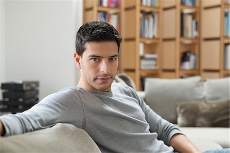 estante - Man resting on a couch Foto de stock - Royalty Free Premium, Número: 6108-06165989