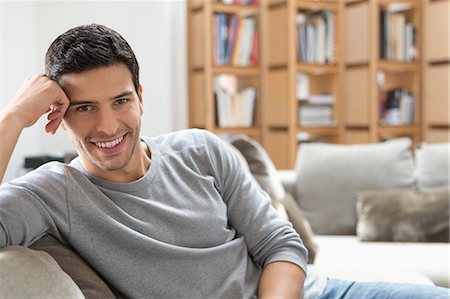 Man resting on a couch Foto de stock - Sin royalties Premium, Código: 6108-06165996