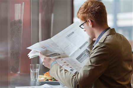 Homme assis dans un restaurant et d'un journal de lecture Photographie de stock - Premium Libres de Droits, Code: 6108-06166047