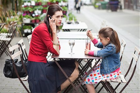 Woman with her daughter sitting in a cafe Foto de stock - Sin royalties Premium, Código: 6108-06166102