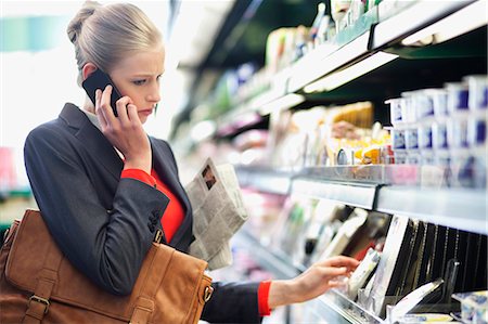 Frau in einem Supermarkt, das Gespräch auf ein Mobiltelefon Stockbilder - Premium RF Lizenzfrei, Bildnummer: 6108-06166122