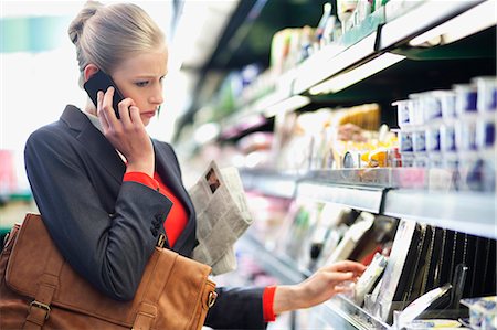 simsearch:649-07238565,k - Woman in a supermarket talking on a mobile phone Foto de stock - Sin royalties Premium, Código: 6108-06166122