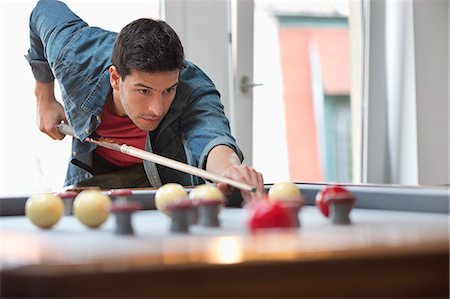 Man playing snooker Foto de stock - Sin royalties Premium, Código: 6108-06166255