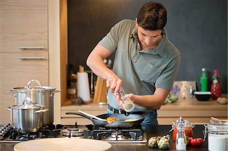 Préparation de la nourriture dans la cuisine de l'homme Photographie de stock - Premium Libres de Droits, Code: 6108-06166265