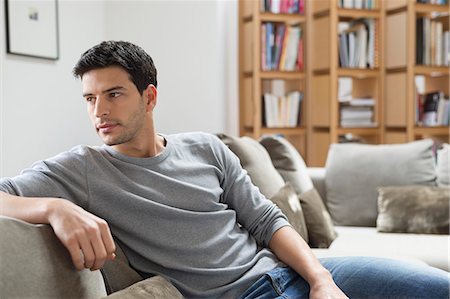 se reposer - Homme au repos sur un canapé Photographie de stock - Premium Libres de Droits, Code: 6108-06166278
