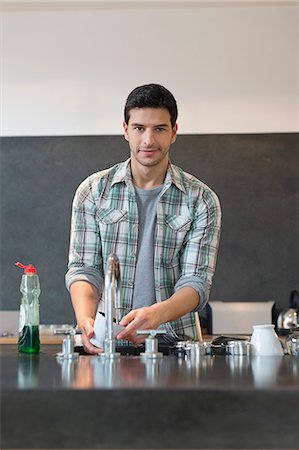 simsearch:6108-06905983,k - Man washing dishes in the kitchen Foto de stock - Sin royalties Premium, Código: 6108-06166295