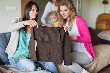 quattro generazioni - Woman and her daughter looking a sweater Fotografie stock - Premium Royalty-Free, Codice: 6108-06166345