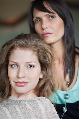 Portrait of a woman with her mother Foto de stock - Sin royalties Premium, Código: 6108-06166346