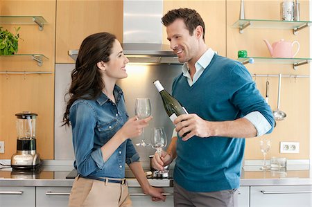 Couple, boire du vin dans la cuisine Photographie de stock - Premium Libres de Droits, Code: 6108-06166376