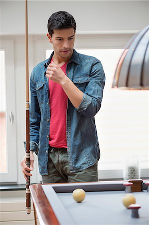 Man looking at a pool table Foto de stock - Royalty Free Premium, Número: 6108-06166309