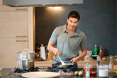 simsearch:6108-06166757,k - Man preparing food in the kitchen Stock Photo - Premium Royalty-Free, Code: 6108-06166313