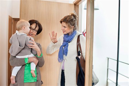 Woman waving to her daughter Foto de stock - Royalty Free Premium, Número: 6108-06166332