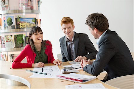 Agent immobilier discuter les documents de propriété à ses clients Photographie de stock - Premium Libres de Droits, Code: 6108-06166577