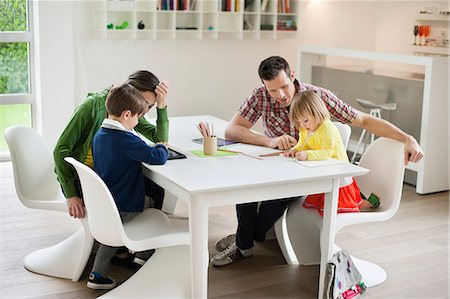 Couple enseigner leurs enfants à la maison Photographie de stock - Premium Libres de Droits, Code: 6108-06166588