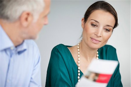 Dirigeants d'entreprises discutant dans un bureau Photographie de stock - Premium Libres de Droits, Code: 6108-06166535