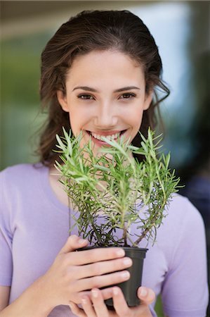 Woman smelling a rosemary plant Foto de stock - Sin royalties Premium, Código: 6108-06166649