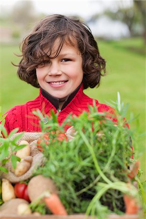 Garçon heureux avec une caisse de légumes « maison » Photographie de stock - Premium Libres de Droits, Code: 6108-06166662