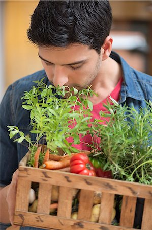 Homme portant des légumes frais dans une caisse Photographie de stock - Premium Libres de Droits, Code: 6108-06166667