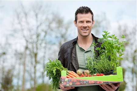 Man holding a tray of raw vegetables Fotografie stock - Premium Royalty-Free, Codice: 6108-06166665