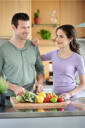 person cutting food on cutting boards - Couple cooking in the kitchen Foto de stock - Sin royalties Premium, Código: 6108-06166688