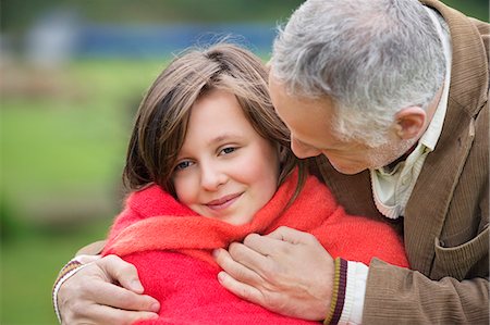 Man hugging his daughter in a park Foto de stock - Sin royalties Premium, Código: 6108-06166602