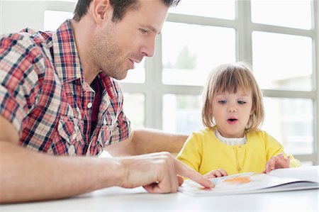 father teaching his child - Homme enseigne sa fille Photographie de stock - Premium Libres de Droits, Code: 6108-06166620